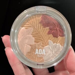 AOA Studio Radiant Floral Highlighter